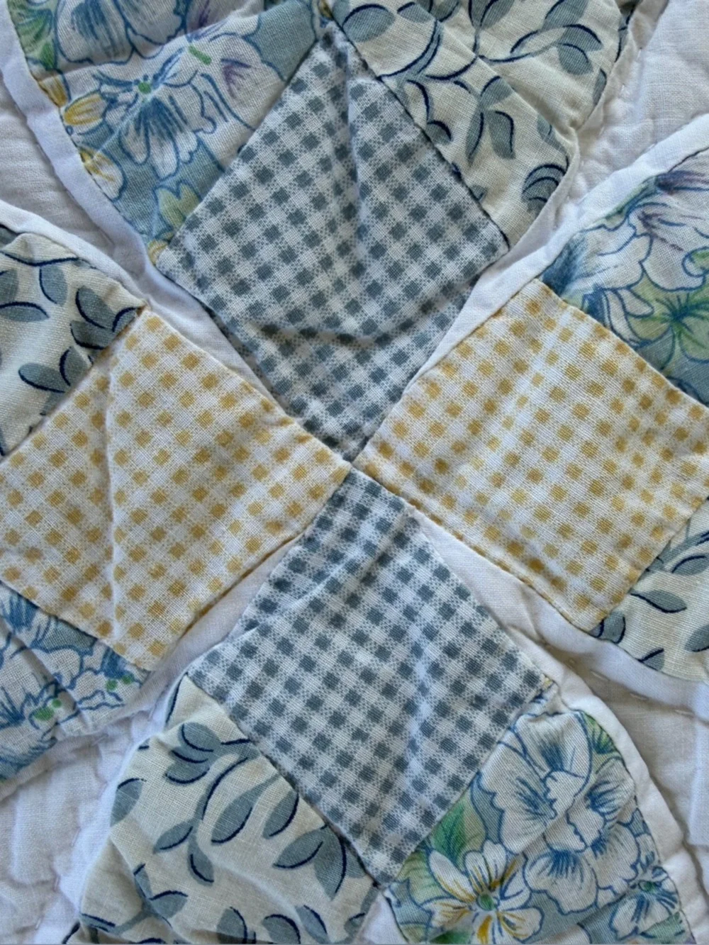 VTG Double Wedding Ring Quilt Hand Quilted Scalloped Edges Cottage Shabby King